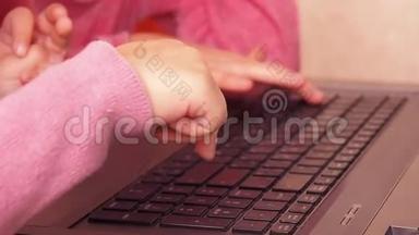 孩子们在笔记本电脑里玩。 两个<strong>小</strong>女孩印在笔记本电脑上。 两个<strong>姐姐</strong>坐在橙色<strong>的</strong>沙发上看着一圈